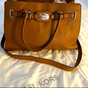 Beautiful authentic michael kors handbag/shoulder bag.